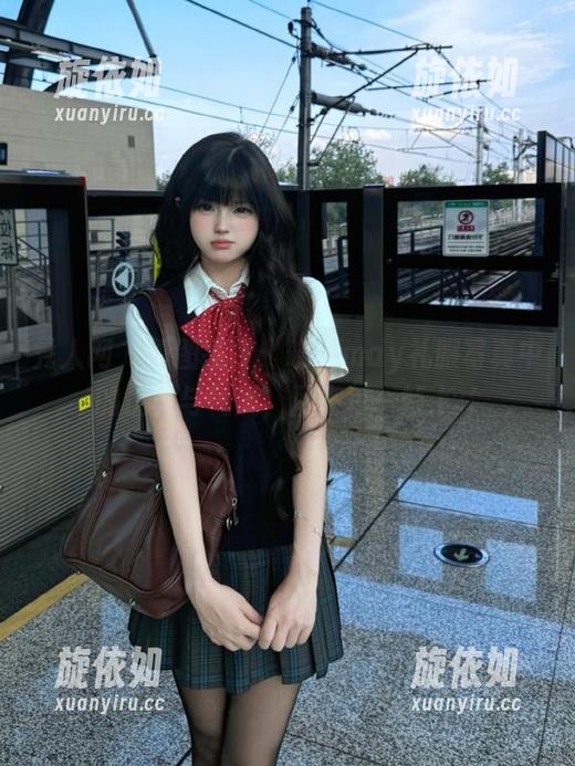 秀人网 - 原图鉴赏：晓梦may礼服写真中的优雅与气质，尽在每一帧.txt
