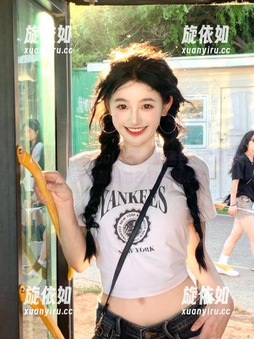 秀人网 - 龙籹cool校园私拍图包：记录每一个美好时刻的独家定制.txt