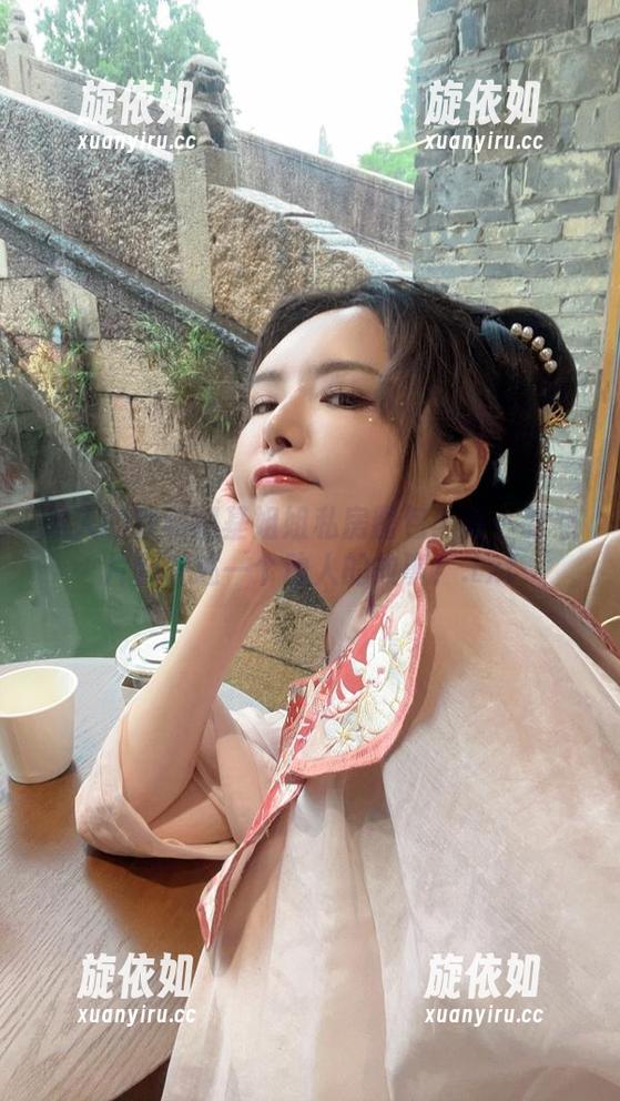 迷人的秋和柯基姐姐私房图包：每一张照片都讲述一个动人的故事！.txt