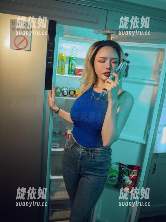秋和柯基的双马尾COS美图，萌到心坎里的可爱风景.txt