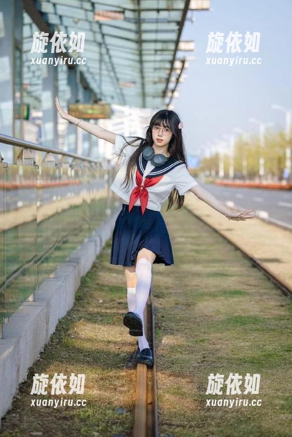 网红馆 - 让人心动的果儿Victoria黑丝写真，观看原图感受每一处魅力！.txt