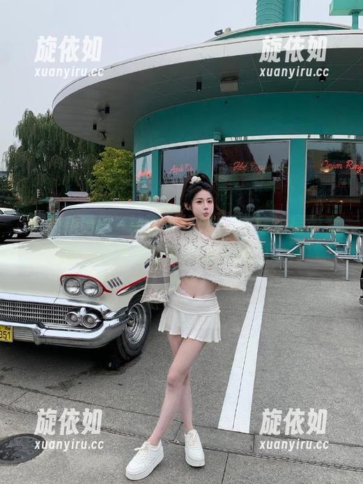 花漾show - 精选尤妮丝Egg泳池摄影套图：探索水面下的无限魅力.txt