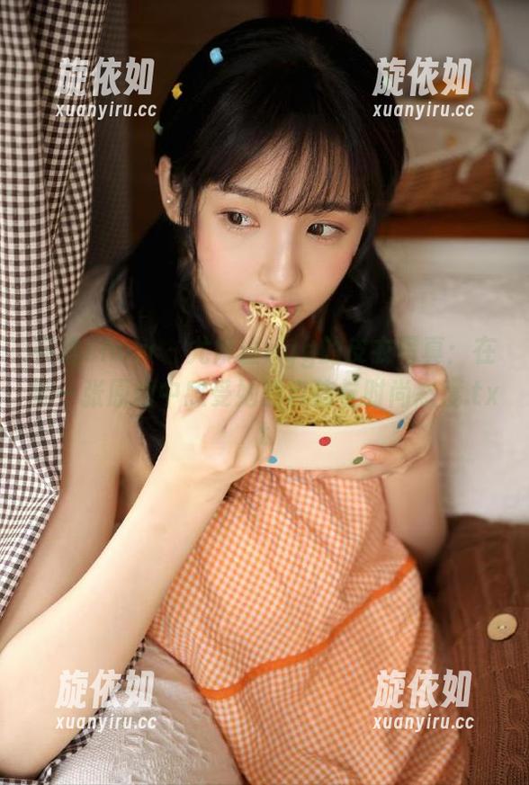 花漾show - 尤妮丝egg的皮衣写真：在每一张原图中感受她的自信与时尚态度.txt