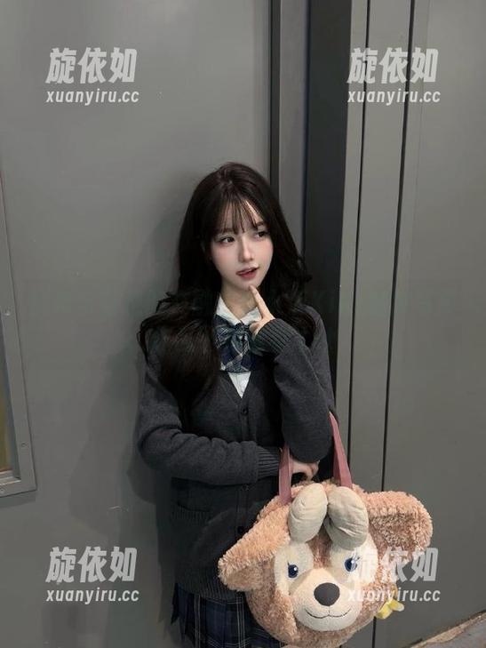 优雅与叛逆的交融：蓝小沂KiKi伽摩写真作品下载推荐.txt