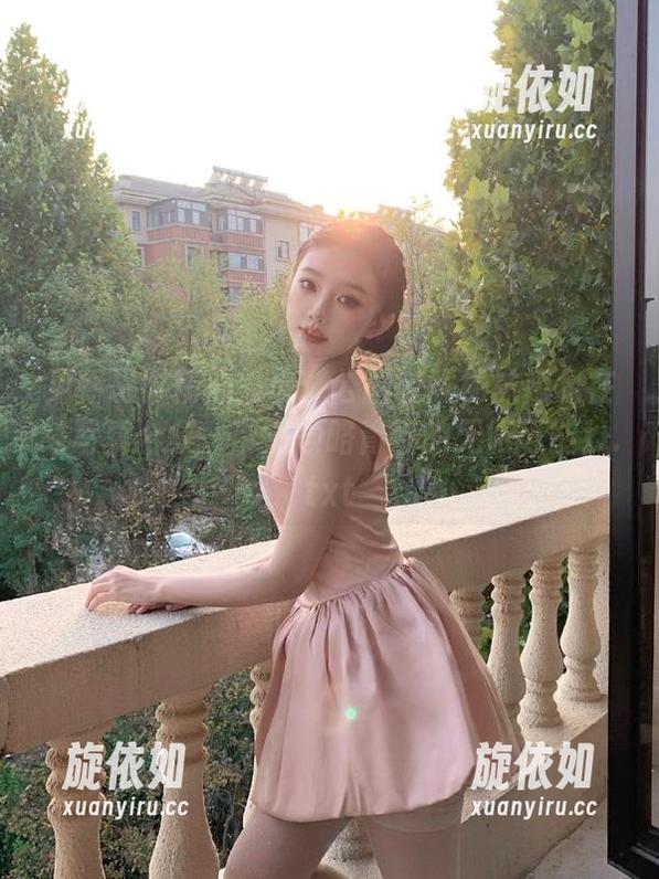 见新摄影精心呈现：公园校服棉袜裸足在线写真合集，带您领略青春的无限可能！.txt