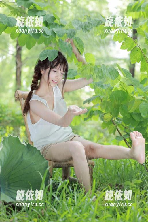语画界 - 允儿Claire红裙黑丝图集：绽放女性之美的绝美写真合集.txt
