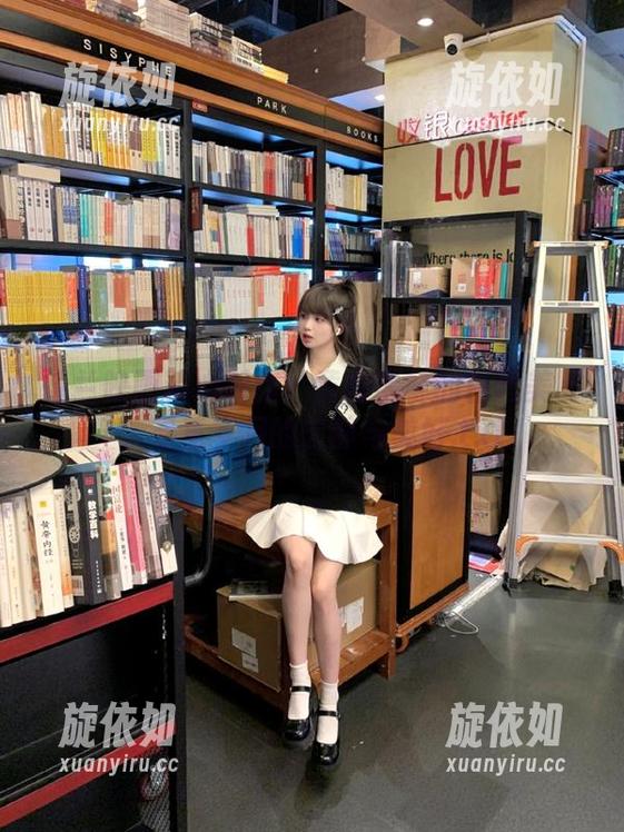 轻兰映画精心制作：黄帽学妹的白丝美图，寻觅岁月的宁静与美好.txt