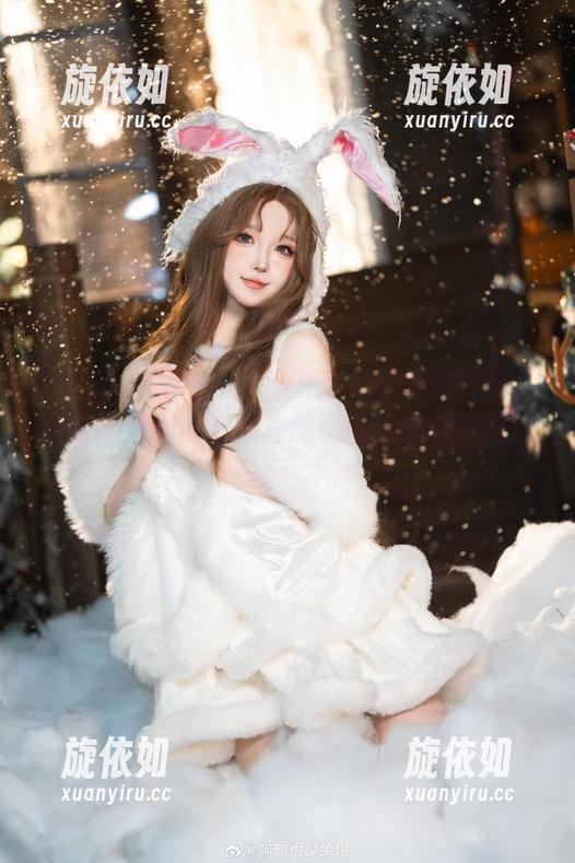 直击内心深处：阿包也是兔娘和她的芙兰朵露通过cos与照片传递出的情感与灵魂之旅。.txt
