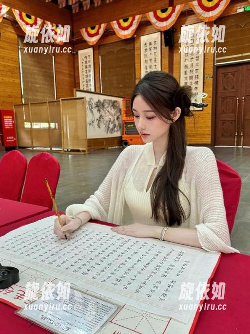 青豆客 - AZHUA精选丝袜风格图集：展现她多面魅力与性感气质.txt