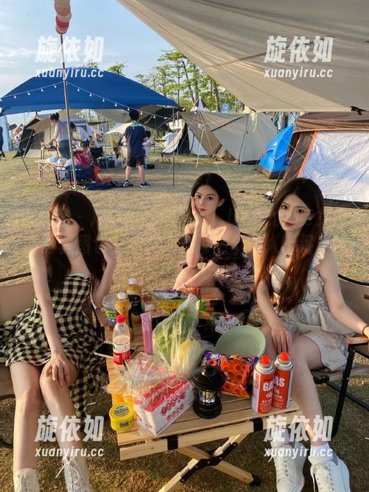 青豆客 - 难以抵挡的福利：Una尤娜与女友的写真图包，完美捕捉每一个动人瞬间！.txt