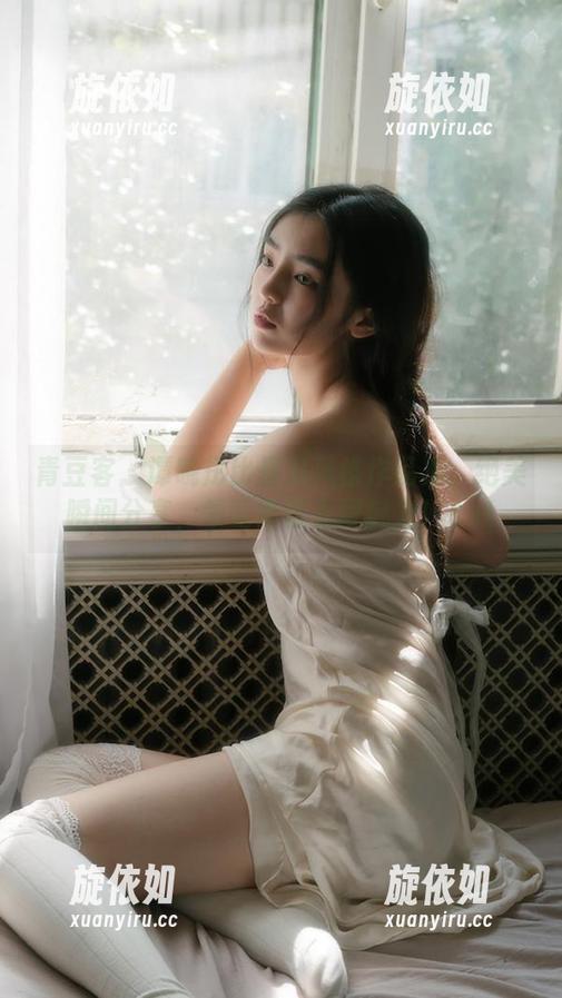青豆客 - 谭晓彤比基尼风格作品集：绝美瞬间分享，领略青春无限魅力！.txt