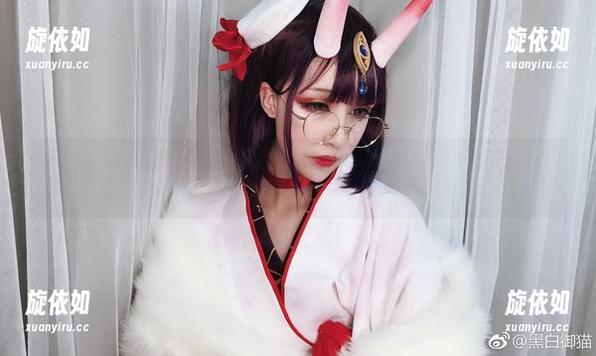 定制优雅光影：黑白御猫在赤の森-MerryChristmas里的美丽画像.txt